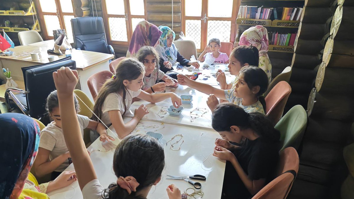 tugvadiyarbakir's tweet photo. #TÜGVAKadınVeAile Maharetli eller yine iş başında.. 🧶
Beceri geliştirme dersimizde bu hafta “gözlük ipi” yaptık 📿
Seni de aramızda görmek istiyoruz hünerini al gel 🫶🏻

#KadınVeAile 
#kadınveailetr 
#kadınadeğer 
#aileherşeydir 
#muhabbetinidealgel https://t.co/R9ZZMR09JO