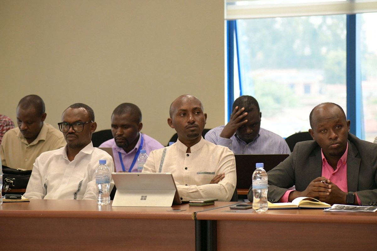 RwandaSouth's tweet photo. Nonaha, kubiro by'Intara y'Amajyepfo hari kubera inama irebera hamwe ishyirwa mu bikorwa ry’umushinga #CDAT ,hari  kuganirwa kandi ku  bikorwa by’umwaka wa 2024/25 bijyanye no gufata neza ubutaka ku bufatanye na @RwandaAgriBoard https://t.co/XrhgTZJDni