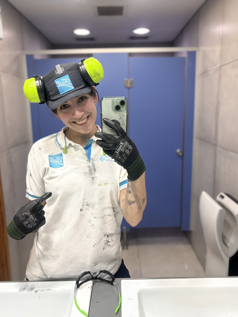 LaraBergese's tweet photo. Yo a los 12 años:

-Ma.. cuando sea grande, yo quiero ser algo que me permita estar maquillada, ponerme tacos y estar bien vestida🤍

Yo Ingeniera:
- https://t.co/Aad5bXgoDk