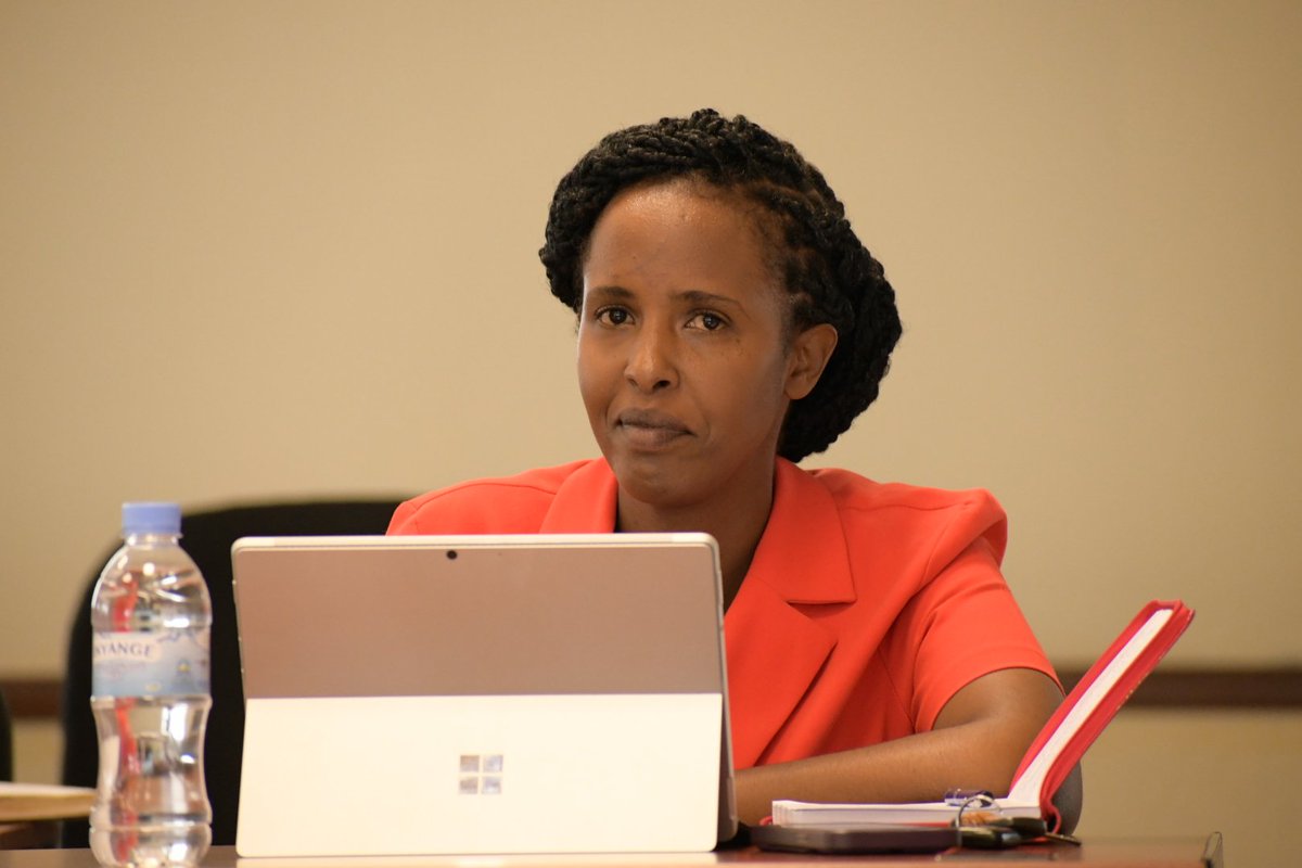 RwandaSouth's tweet photo. Iyi nama, yitabiriwe n'abayobozi b'uturere bungirije  bashinzwe Iterambere ry’Ubukungu, abayobozi b'amashami  y'ubuhinzi n’umutungo kamere mu turere n'abakozi bashinzwe  gukurikirana ibikorwa by’umushinga CDAT mu turere. Iyi nama iyobowe na Guverineri @AKayitesiAlice https://t.co/fyvY7NmldR