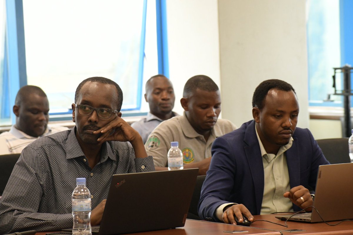 RwandaSouth's tweet photo. Iyi nama, yitabiriwe n'abayobozi b'uturere bungirije  bashinzwe Iterambere ry’Ubukungu, abayobozi b'amashami  y'ubuhinzi n’umutungo kamere mu turere n'abakozi bashinzwe  gukurikirana ibikorwa by’umushinga CDAT mu turere. Iyi nama iyobowe na Guverineri @AKayitesiAlice https://t.co/fyvY7NmldR