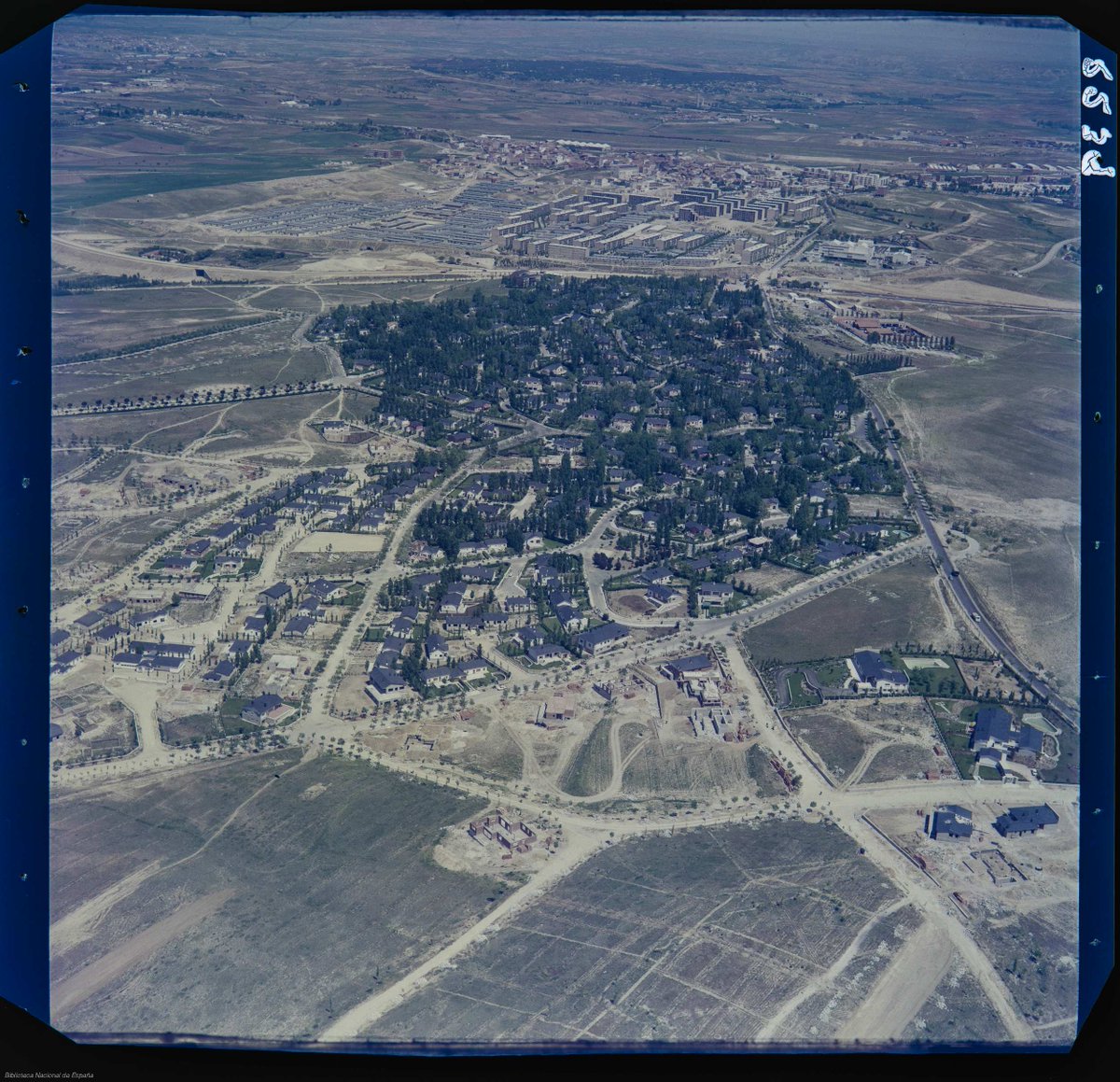 La colonia de Mirasierra; al fondo, el pueblo de Fuencarral y sus llamados poblados de absorción construidos en los años 50. La vía que aparece a la derecha es Cardenal Herrera Oria, para ubicarse mejor... que transitaba por campo buena parte de ella (1965, Archivo Bagüés, BNE)