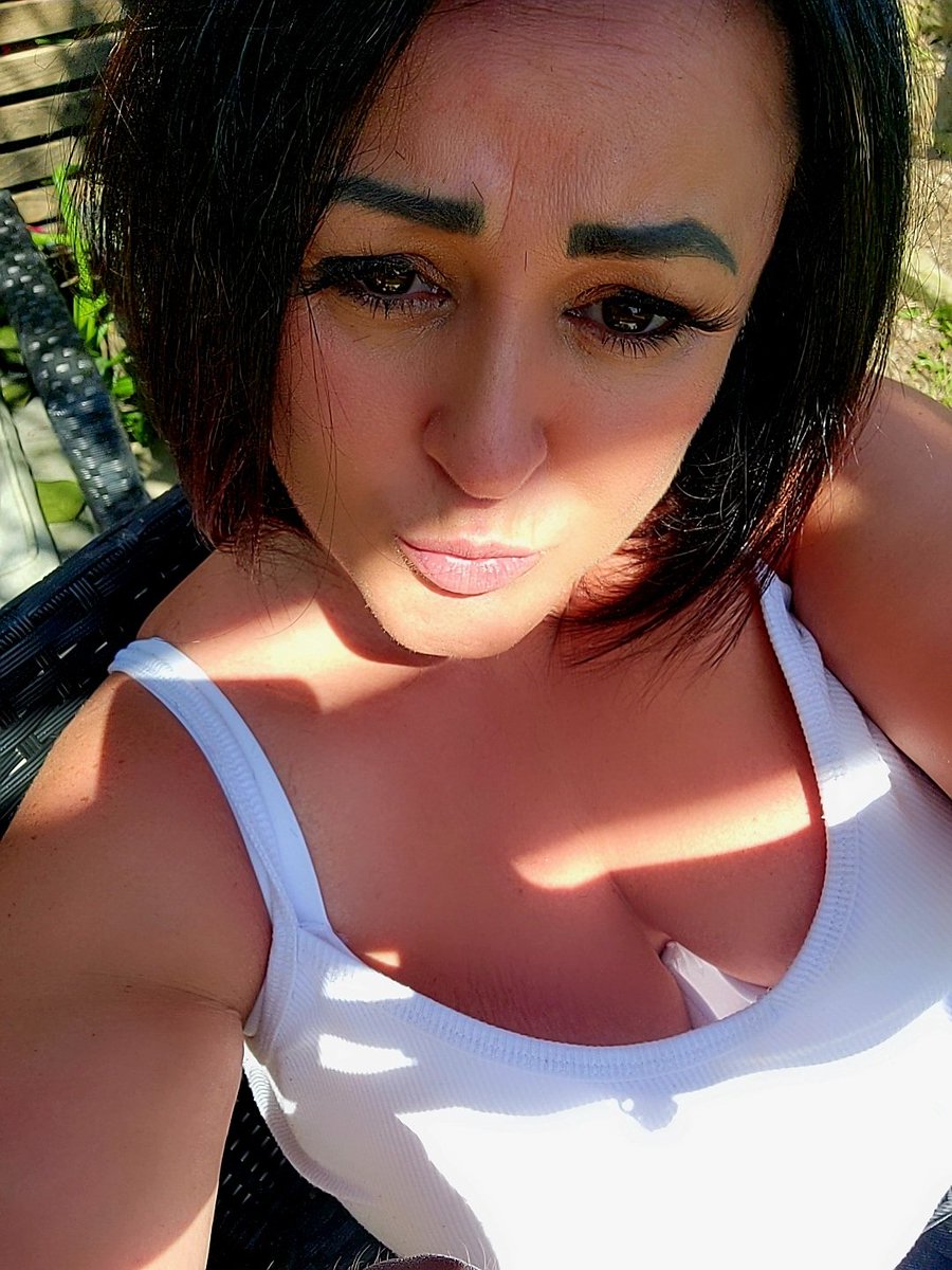 lisajune1980's tweet photo. Hair cut and coloured now to chill in garden before doing my last ever school run. Friday Friday, training tonight highlight of my week #Friday #girlstraining #footballgirl https://t.co/nJ9A8EYhsn