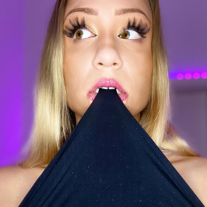 Self portrait &lsquo;determined Lolita&rsquo; 💜 #model #berlin #violet #contentcreator #performer #artist #blond<a href="/tag/model"class="tags">#model</a><a href="/tag/berlin"class="tags">#berlin</a><a href="/tag/photography"class="tags"><span>#photography</span></a><a href="/tag/portrait"class="tags"><span>#portrait</span></a><a href="/tag/blond"class="tags"><span>#blond</span></a><a href="/tag/girly"class="tags"><span>#girly</span></a><a href="/tag/artist"class="tags"><span>#artist</span></a><a href="/tag/photo"class="tags"><span>#photo</span></a>