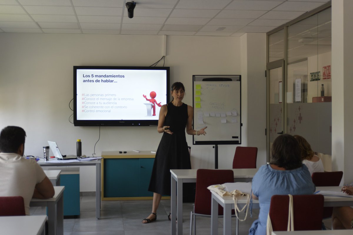 Más que agradecidos con la oportunidad de poder contar con la maravillosa <a href="/raquelaullon/">Raquel Aullón</a> #FormacionCruzRoja #HablarEnPublico