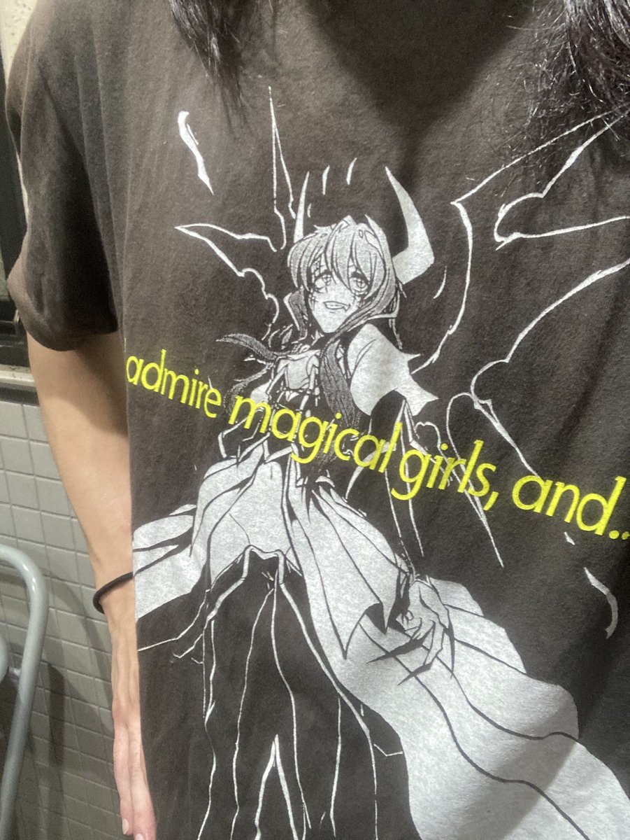 YURIDOUAIKOUKAI's tweet photo. 出勤ツイート忘れたりしてめっちゃ久々になった出勤ツイートです
ムーディーよろずやに出勤してやす
急遽スタートから出勤になったので昼の仕事終わってドタバタして急いでアニメTシャツ着て来たけど…

これ上着着なあかんやつやでワシ https://t.co/nQykPYO4YR