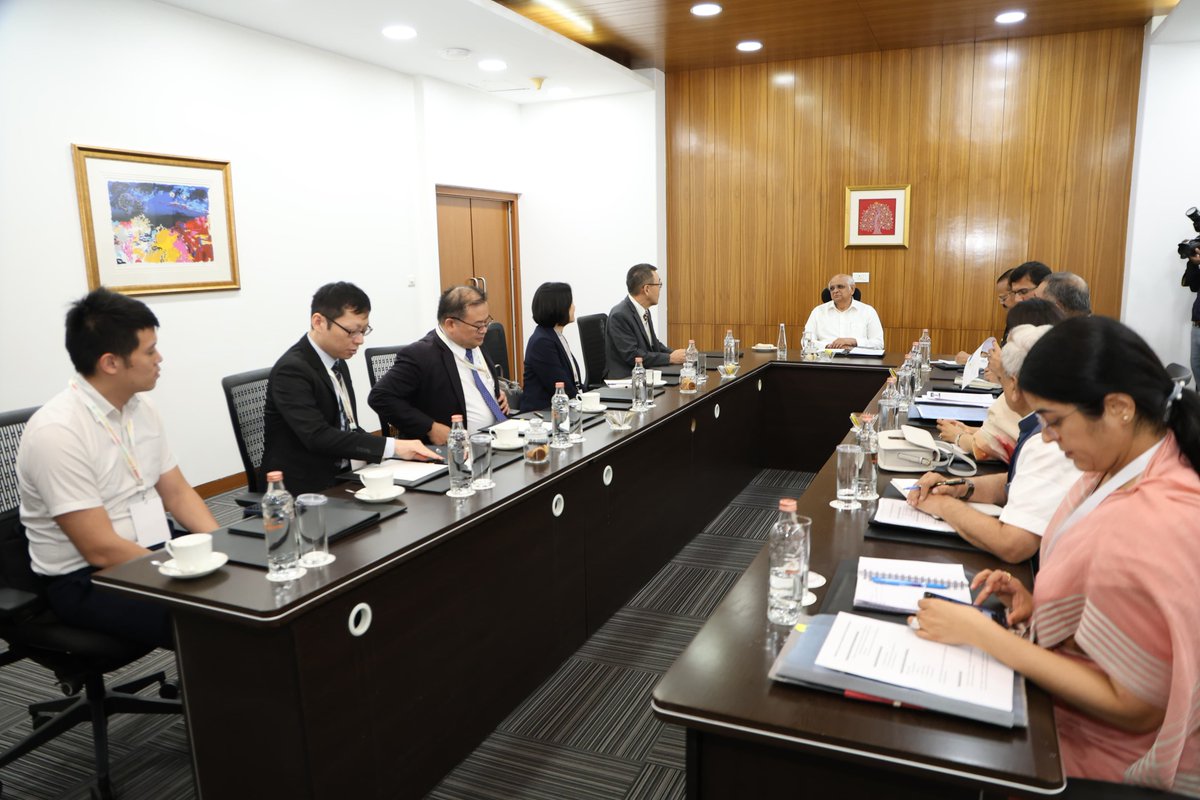 મુખ્યમંત્રી શ્રી ભૂપેન્દ્રભાઈ પટેલની શુભેચ્છા મુલાકાત તાઇવાનના મુંબઈ સ્થિત ઇકોનોમિક એન્ડ કલ્ચરલ સેન્ટરના ડાયરેક્ટર જનરલ શ્રી હોમર સી.વાય.ચંગે ગાંધીનગરમાં લીધી હતી. ‘ગુજરાત સેમિકનેક્ટ કોન્ફરન્સ-2024’માં સહભાગી થવા આવેલા શ્રી હોમરે આ કોન્ફરન્સના ઉદઘાટન સત્ર બાદ મહાત્મા મંદિર ખાતે