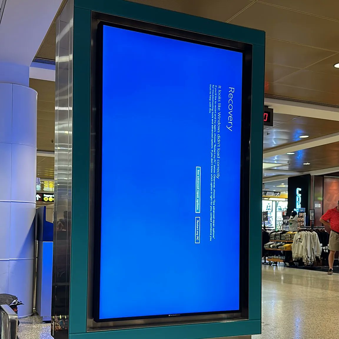 MrLinkEc's tweet photo. ¡🚨🔵 "Pantalla azul de la muerte"! Un apagón informático a nivel mundial afecta a bancos, aeropuertos y más 🔵🚨

🌐 Servicios tecnológicos, incluidos los de Microsoft, enfrentaron problemas globales debido a un fallo en la empresa de ciberseguridad CrowdStrike.

🏦✈️ Afectados: bancos, trenes y aerolíneas en EE.UU., España y otros países. Usuarios sin acceso a Microsoft 365 y computación en la nube.

🗺️ Alerta desde Australia se extendió a Europa, EE.UU. y Asia.

🔧 Microsoft y CrowdStrike trabajan en soluciones. Microsoft informa mejoras continuas y CrowdStrike asegura que ha identificado y resuelto el problema.

🟦 ¿Pantalla azul? ¡Sigue estos pasos! 🟦

✅Arranca Windows en Modo Seguro
✅Encuentra la carpeta de CrowdStrike
✅Borra el archivo C-00000291*.sys
✅Reinicia tu ordenador.

Para más información, visita el centro de administración de Microsoft.