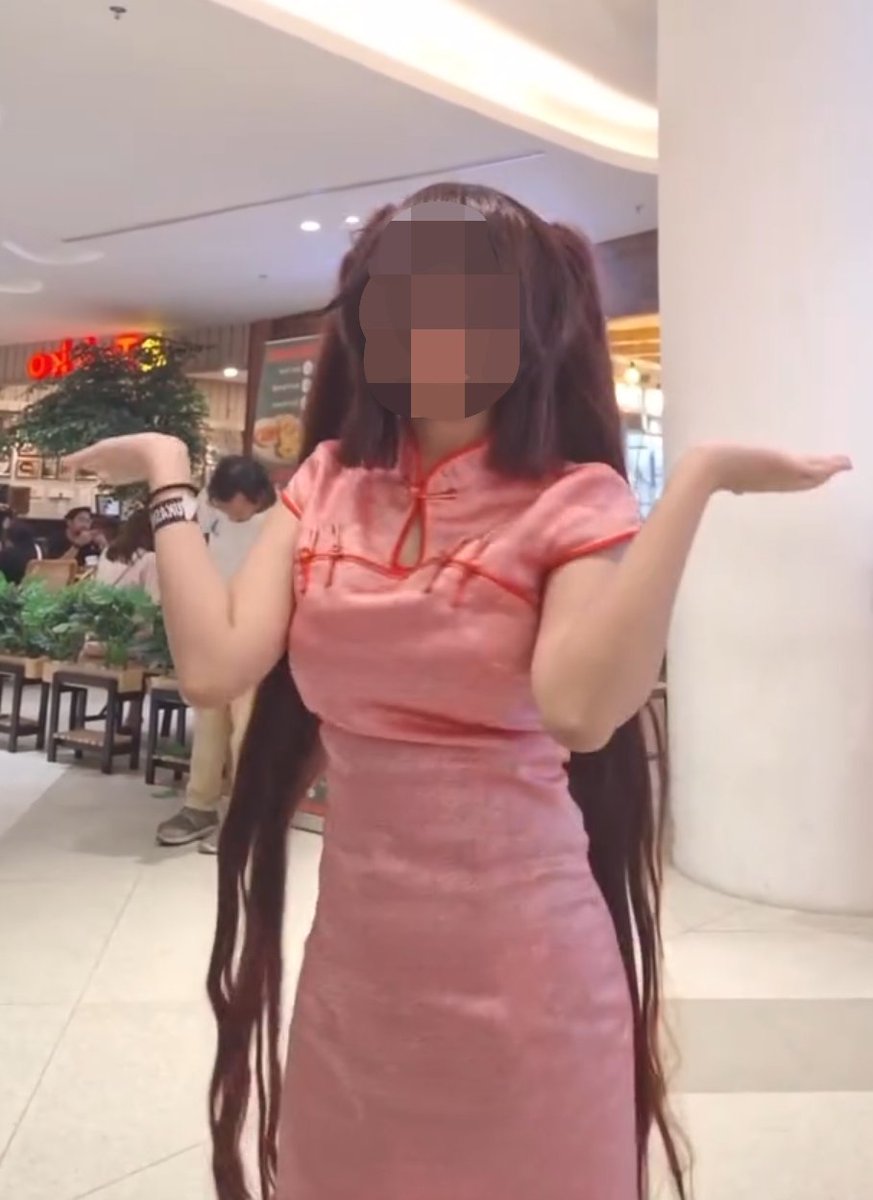 CyntiaLizz's tweet photo. the character    vs   the cosplay

dude I got no black cheongsam😔 https://t.co/0k9sh8APtG