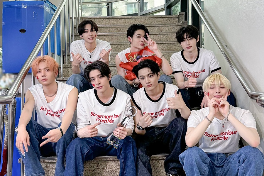 soompi's tweet photo. WATCH: #ENHYPEN Takes #XO1stWin On "Music Bank"; Performances By #StrayKids, #NCT127, And More
https://t.co/kYCv5EE941 https://t.co/5u72NJkG9f