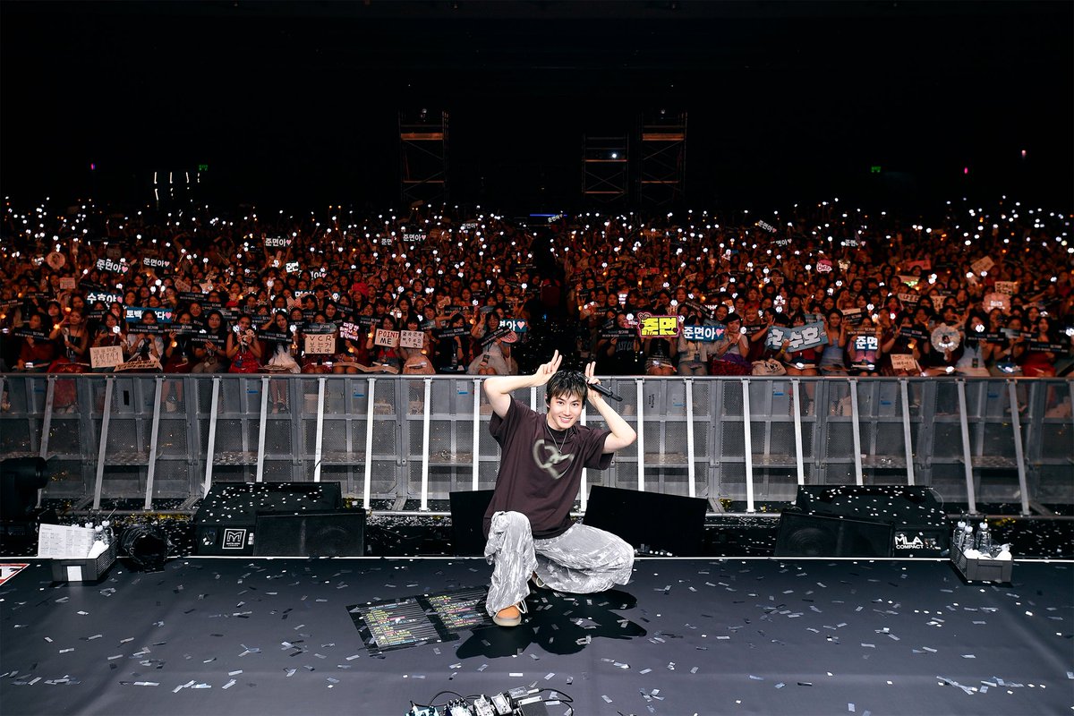 applewood_kr's tweet photo. 2024 SUHO CONCERT <SU:HOME> IN HONG KONG
SUHO的香港演唱會完滿結束!🎆
因為大家的落力支持, SUHO才可以在舞台上盡情表演🎤，
帶來了無數精彩的時刻，與大家度過了十分愉快的時間。
再次感謝大家的支持，EXO-L的熱情令這次演唱會更加完美！💖

在下面的連結中下載您的團體照：
🔗 https://t.co/7vYWslRDNw
*連結有效期限至 2024 年 8 月 2 日
------------------------
2024 SUHO CONCERT <SU:HOME> IN HONG KONG
SUHO's concert in Hong Kong has successfully concluded!🎆
Thanks to everyone's enthusiastic support, SUHO was able to perform freely on stage🎤, 
bringing countless wonderful moments and spending a very enjoyable time with everyone.
Once again, thank you all for your support. The passion of EXO-L made this concert even more perfect!💖

Download your Group Photo here:
🔗 https://t.co/7vYWslRDNw
*Link valid until 2nd AUG 2024

#SUHO #수호
#EXO #엑소 #weareoneEXO
#SUHOME #2024SUHOASIATOUR
#SM #APPLEWOOD #MOONRAKER