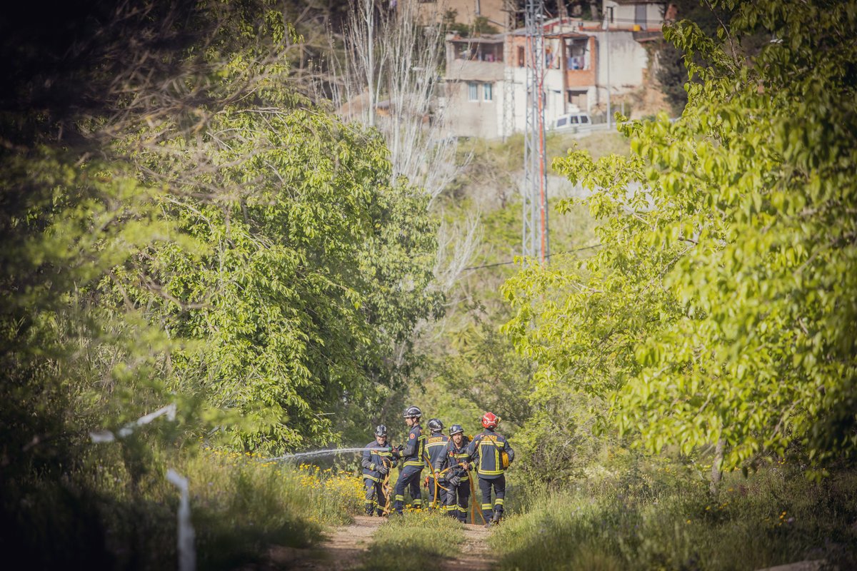 BCN_Bombers's tweet photo. A l'estiu, els #BombersBCN, la @GUBBarcelona i el #CUESB pratiquem simulcres d'incendi forestal, com aquest que vam fer a #TorreBaró.
Treballem la nostra resposta i coordinació amb altres cossos i veïnat en cas d'incendi real.
ℹ️ https://t.co/IQD7XcMr8f https://t.co/uaChYv4uNS