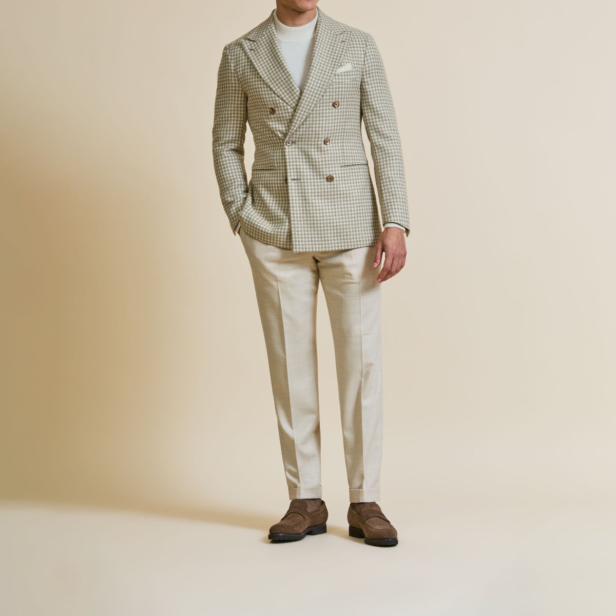 iamtailormade's tweet photo. A tailored houndstooth jacket; timeless, elegant, and versatile. From 19th-century Scotland, its iconic pattern suits both formal and casual looks. At Tailor Made London, enjoy perfect fit &amp;quality craftsmanship. Invest in a unique piece that stands out and lasts. #Houndstooth https://t.co/tZkPG8q27q