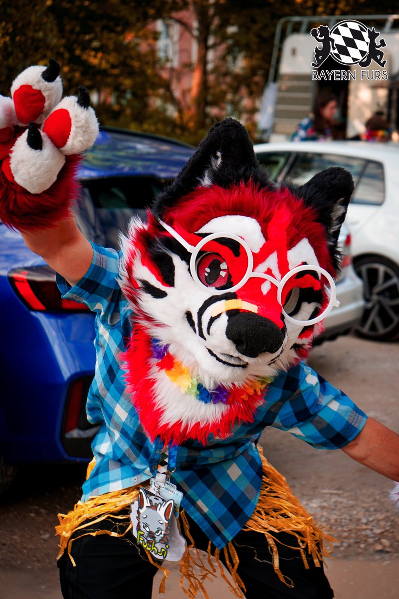 "Hah!
Hab dich. :D"
#BFD14 #FursuitFriday

🐺 Fuchsi
📸 <a href="/TheGermanWolf/">Stoegi</a> 

Ihr wollt uns unterstützen? Super!
Dann hier entlang, unter
bayern-furs.de/ueberuns/verei…