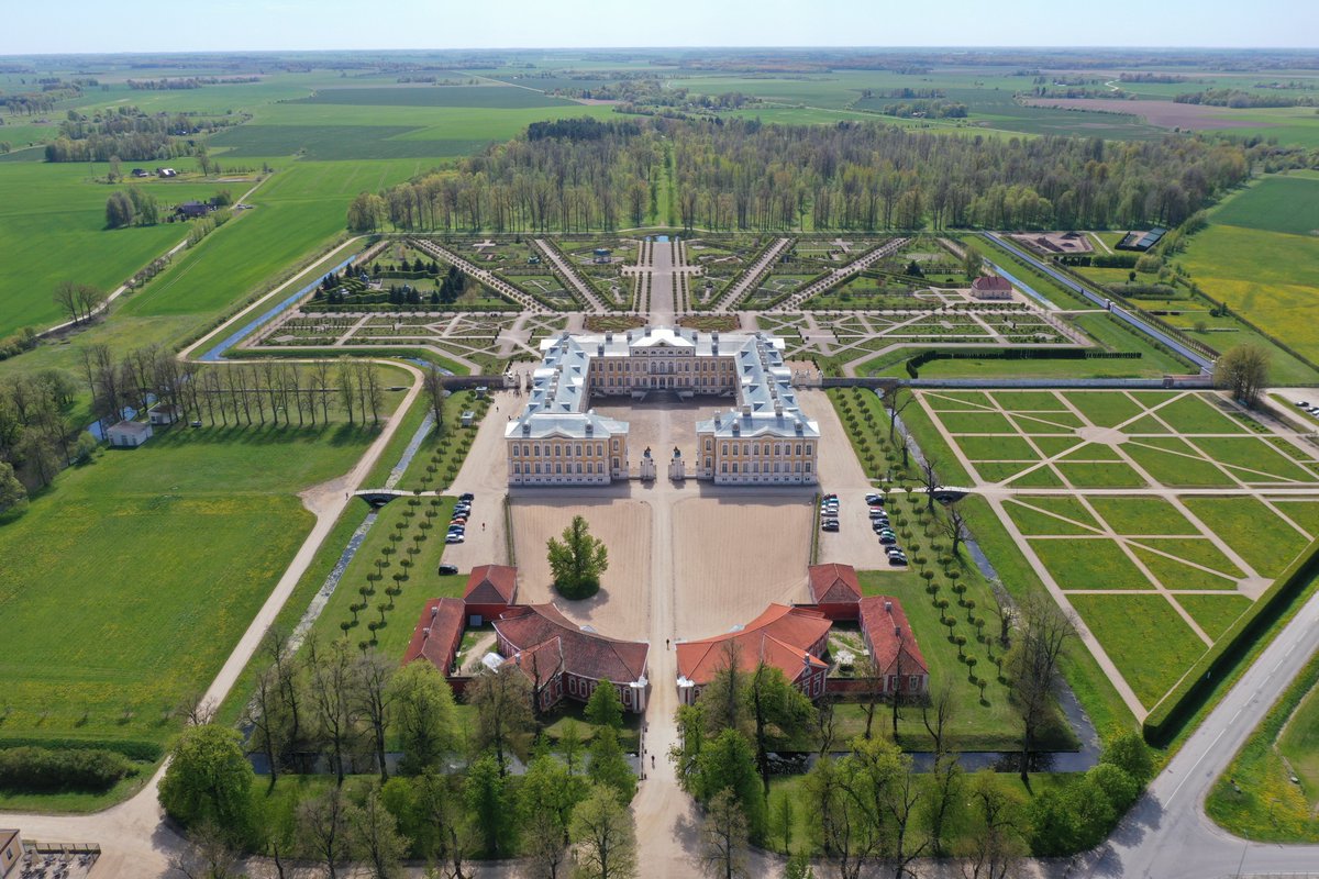 🤔 Vai zini, cik hercoga zirgiem bija paredzēti Rundāles pils staļļi?
📷 Kompleksā ietilpa simetriski izvietotas staļļu ēkas, paredzētas 66 zirgiem, klētis un ratnīcas, kuras no ziemeļiem norobežoja mūra žogs, bet no kariešu pagalma – koka vārti.
#PalaceDay