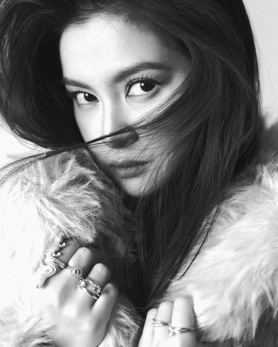gmanetwork's tweet photo. RULING WITH ELEGANCE 🤍🖤 

Are you ready to see the #GMAGala2024 look of Kapuso Primetime Princess #BarbieForteza? 😍
•
📸: Jharwin Castañeda https://t.co/lSiyyW4V1C