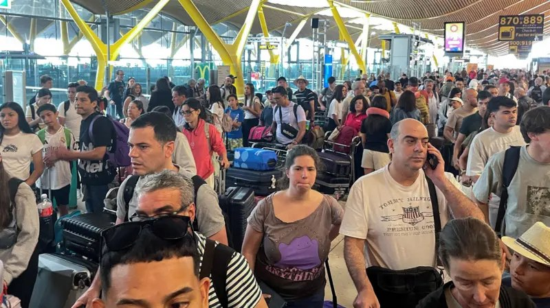 enfoque_salta's tweet photo. APAGÓN INFORMATICO / Problema de Windows afecta a aerolíneas, bancos y medios de todo el mundo. Las pantallas de las computadores se tornan azules y muestran el mensaje de “error fatal”
#ErrorFatal #apagoninformatico #Windows #vuelos https://t.co/A3H8bny8jd