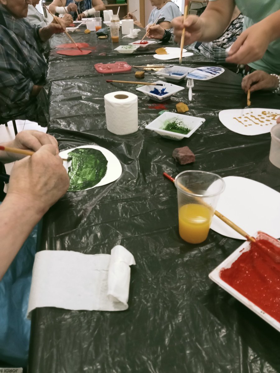 MuseuArenysMar's tweet image. Taller de #pigments #naturals i #minerals. Pintar com artistes d'abans amb gent de la residència municipal.
🎨🎨🎨🎨