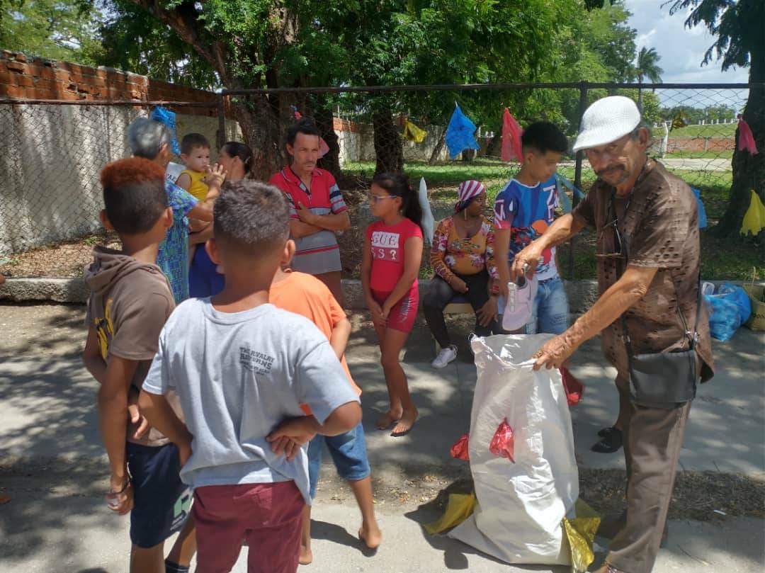 Jcperezrguez's tweet photo. #Musicalisimo, está tarde desde el reparto Isert en el Consejo popular Camilo Cienfuegos de #Bayamo Espacio de juegos e intercambio Cultural con la Comunidad con su anfitrión Ricardo Espinosa y Promotores culturales.
#ModoVerano
#BayamoEn26 https://t.co/xHQZIQfecW