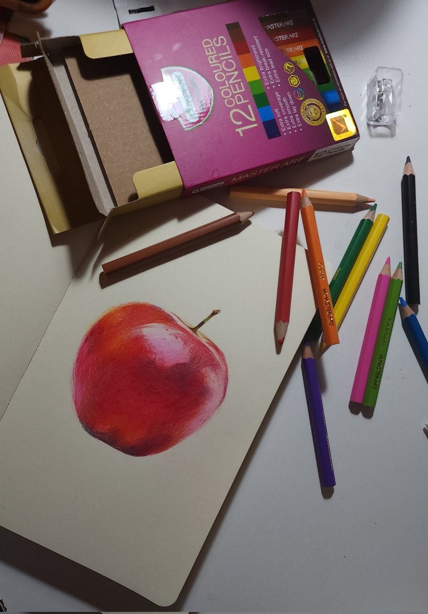 ถ้าใครคุ้นๆภาพนี้เมื่อสองปีก่อนเราเป็นคนวาดเองค่ะออกข่าวใหญ่โตจนที่บ้านเปิดใจยอมให้เรียนศิลปะ อีกงานที่เปลี่ยนชีวิตก็คือวาดแอปเปิ้ลด้วยสีไม้จนเป็นเทรนที่นักวาดโชว์ผลงานจากอุปกรณ์ราคาถูกก็มาจากเรานี่แหละค่ะแมสจนได้ทำงานกับทางแบรนด์ด้วย ฮื่อภูมิใจสุดๆ🥹