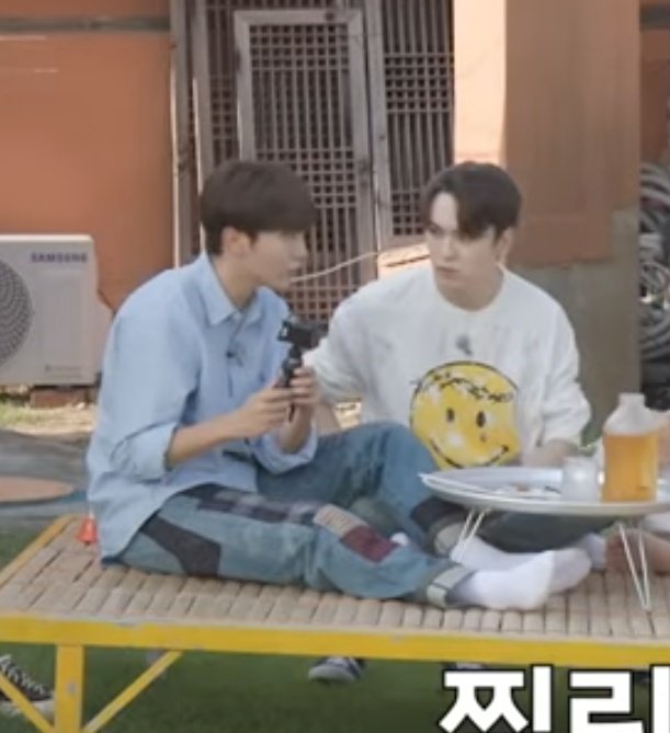 이거 꽤나 오래된 남친짓임
그러니까 관이가 아빠다리를 못하니까
고관절을 쫙쫙펴야하는 자세를 지 허벅다리로 받쳐주는 그뭐냐그거다