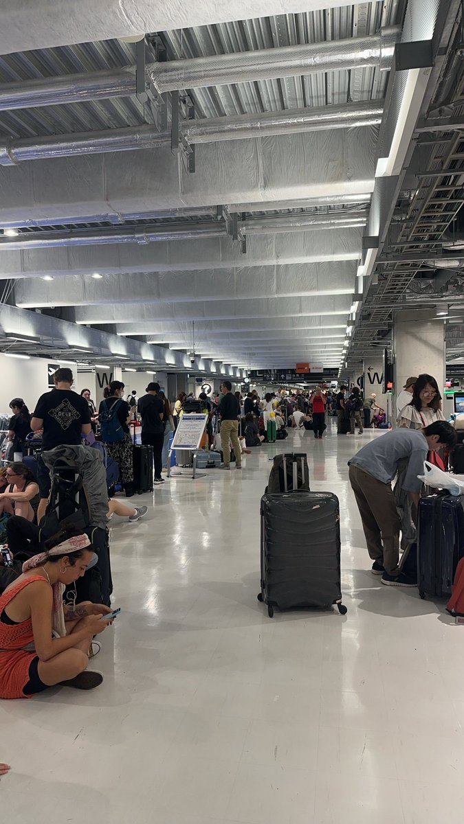 chubo929's tweet photo. 福岡に帰省するために成田空港に行ったら、Microsoftのシステム障害でジェットスター全便欠航なり😇✈️ https://t.co/NmFrY8RwWf