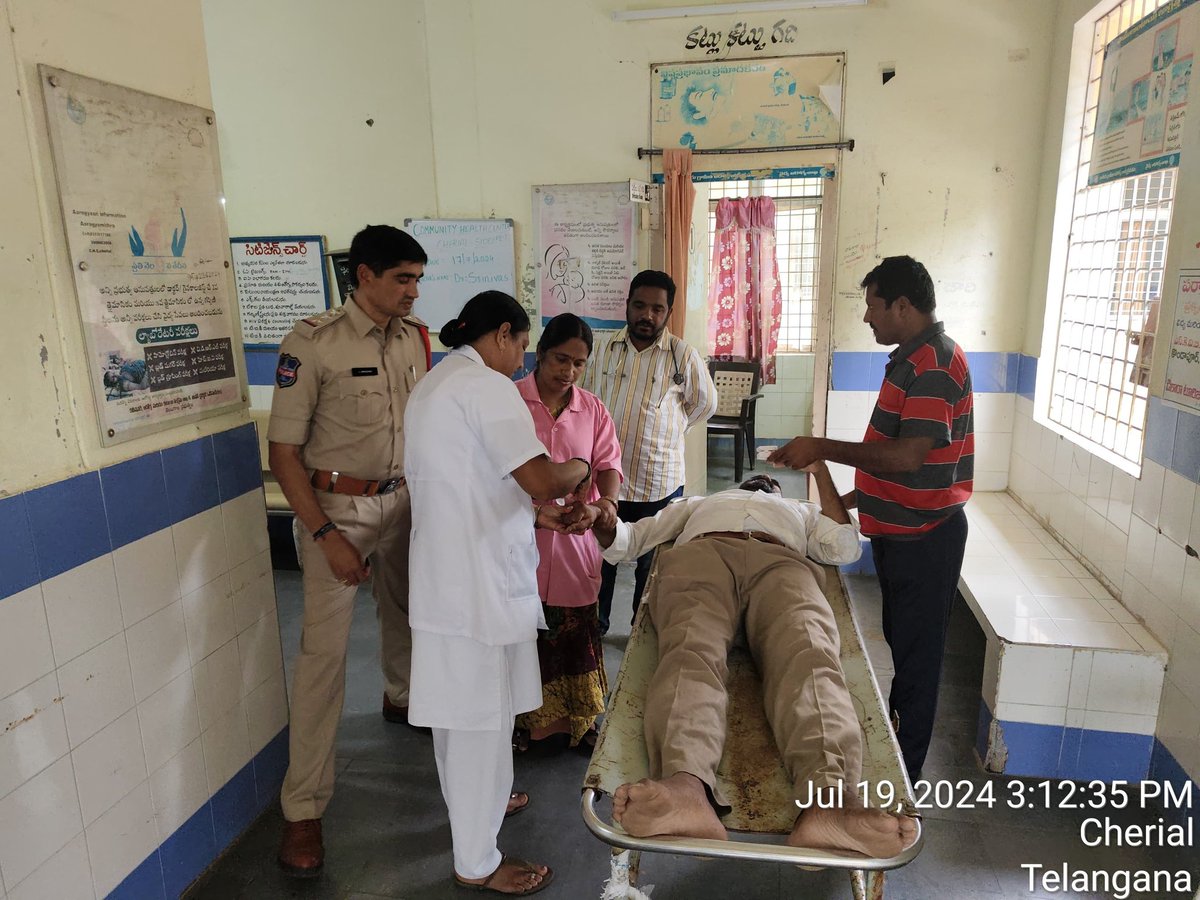 మానవత్వం చాటుకున్న చేర్యాల సీఐ గారు సారు ఆఫీస్ నుంచి ఇంటికి వెళ్తుండగా  తెలంగాణ తల్లి విగ్రహం దగ్గర ఒక వ్యక్తికి ఫిట్స్ రావడం జరిగింది  వెంటనే తన ప్రభుత్వ వాహనంలో  ప్రభుత్వ ఆసుపత్రికి తరలించడం జరిగింది <a href="/siddipetcp/">Siddipet Police Commissionerate</a>