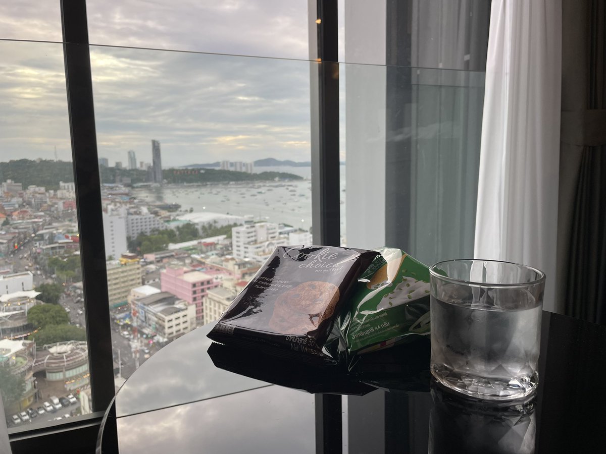 部屋から海が見える幸せ。
こんな幸せももう今夜でおしまい…
#パタヤ