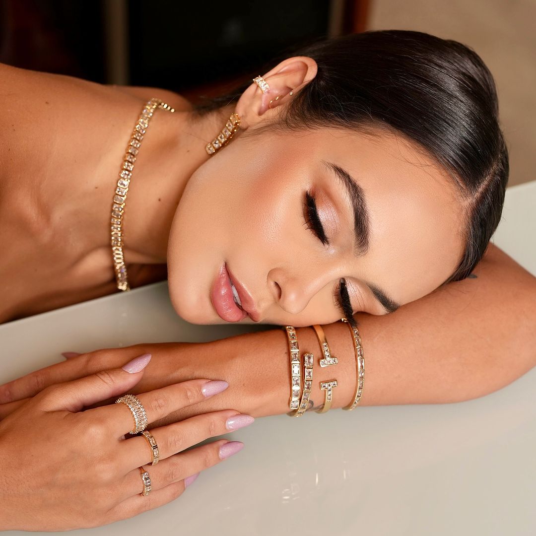 munrasemijoias's tweet photo. Semijoias têm o poder de realçar sua beleza, expressando sua personalidade em cada detalhe.
Na Munrá, amamos criar composições que exalam elegância e sofisticação, refletindo sua essência única. ✨💖
💄 Beauty: @/mariaeduardacampagna
#Munrasemijoias #Semijoias #Anéis #Brincos https://t.co/tNOBIJ1qt1