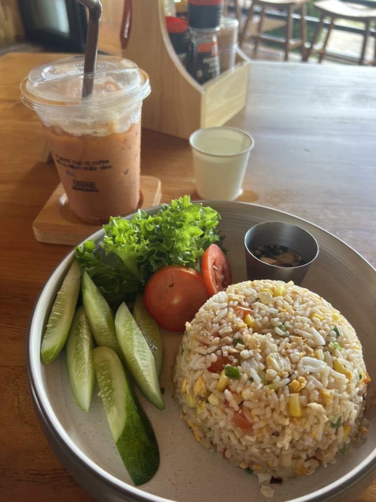 Areca2022's tweet photo. ブランチで #TonSaiBeach 西端の #PPShineTaLay ABFの気分でなかったのでカオパット。普通に美味しい👏タイティー頼んんでいつも通りダラダラ😆
いい風が通るなぁ。午前中は人口密度が低くて快適👍
#ピピ
https://t.co/dJDgjqSbu0 https://t.co/WSLaSt9zE6