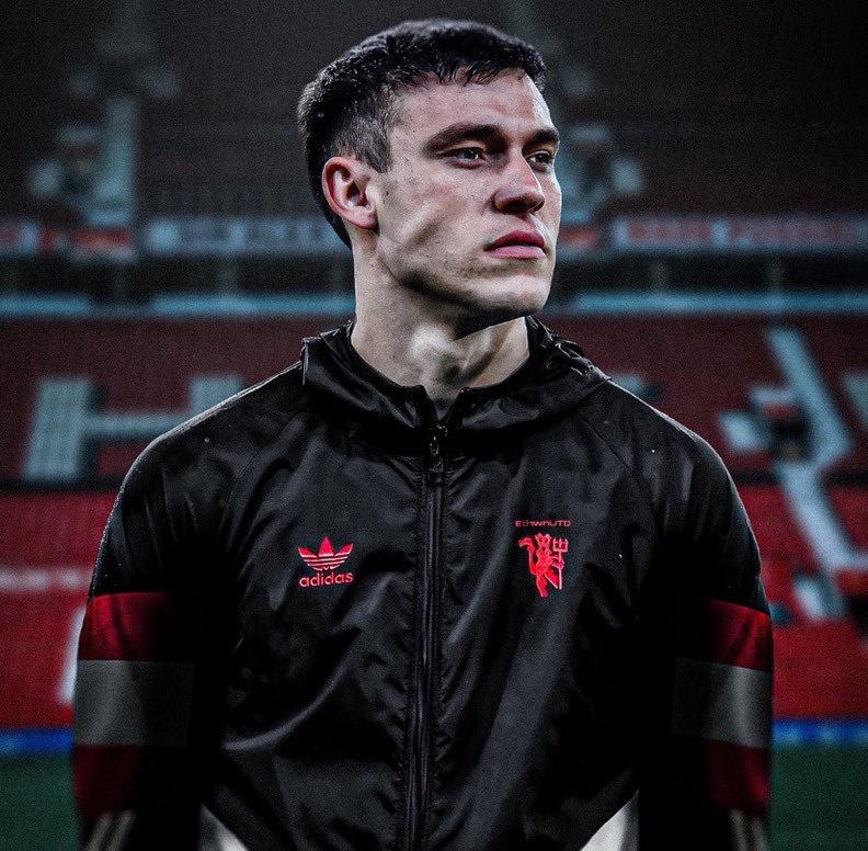 Cunha__utd's tweet photo. Like for Manuel Ugarte ❤️
Retweet for Joao Neves 🔁

Who should Manchester United sign ? https://t.co/YCmVZvAxem