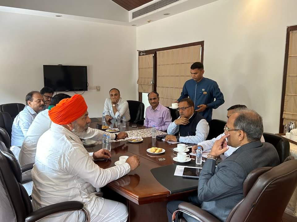 kapilkhatiyanbk's tweet photo. सरकार के द्वारा किसानों को मुफ्त बिजली दी गयी है, हम विद्युत संयोजनों पर मीटर स्थापित नहीं होने देंगे- चौ० राकेश टिकैत @aksharmaBharat #RakeshTiket #kisan #YogiAditynath #Uppcl #dmshamli https://t.co/wHafUlGq0Z