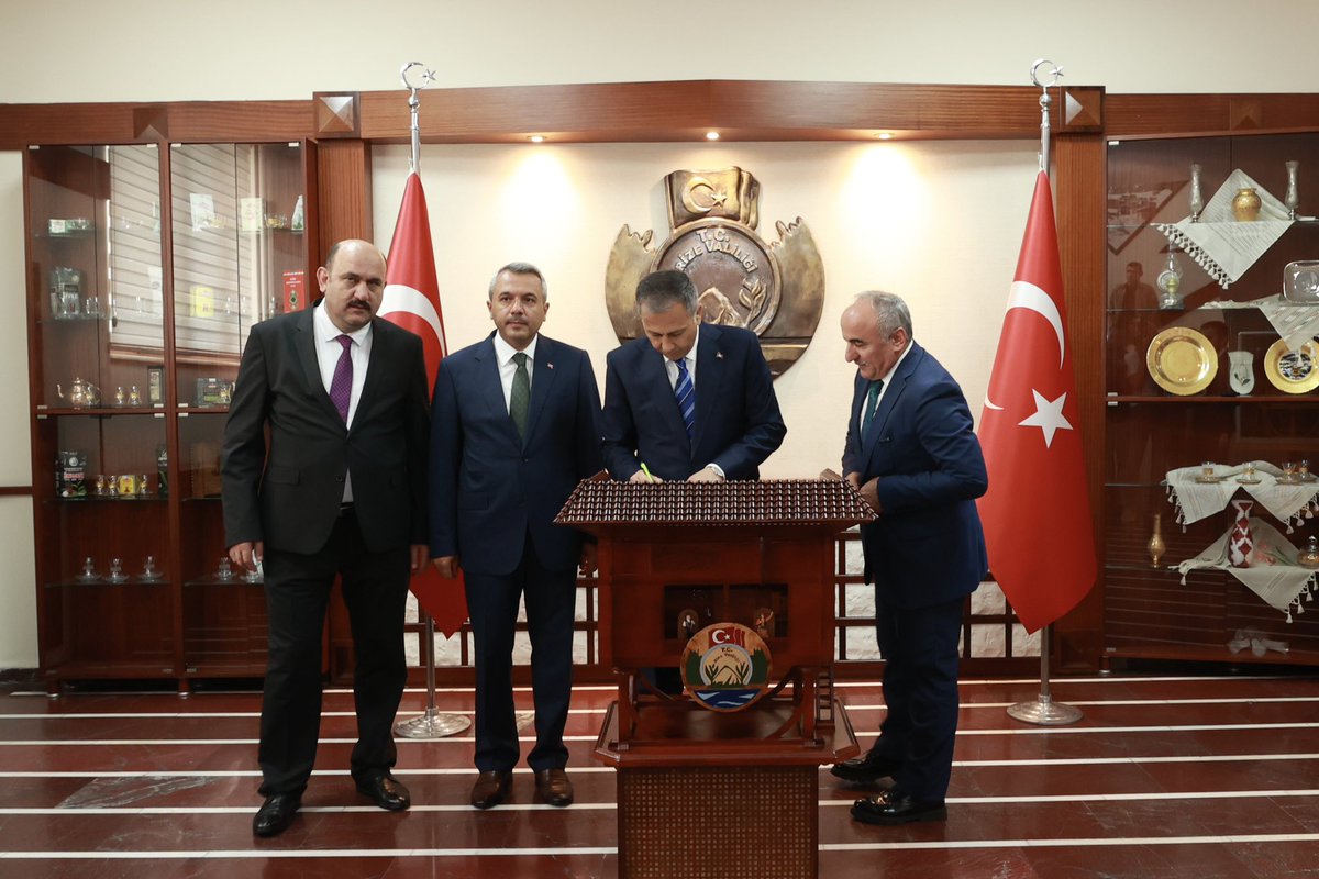AliYerlikaya's tweet photo. Bugün Karadeniz’in cennet köşesi Rize’deyiz.

İlk olarak Rize Valiliğimiz ziyaret ettim. Rize Valimiz Sayın İhsan Selim Baydaş’a ev sahipliği için teşekkür ediyorum.

📍Rize https://t.co/ajoz1TvSIq