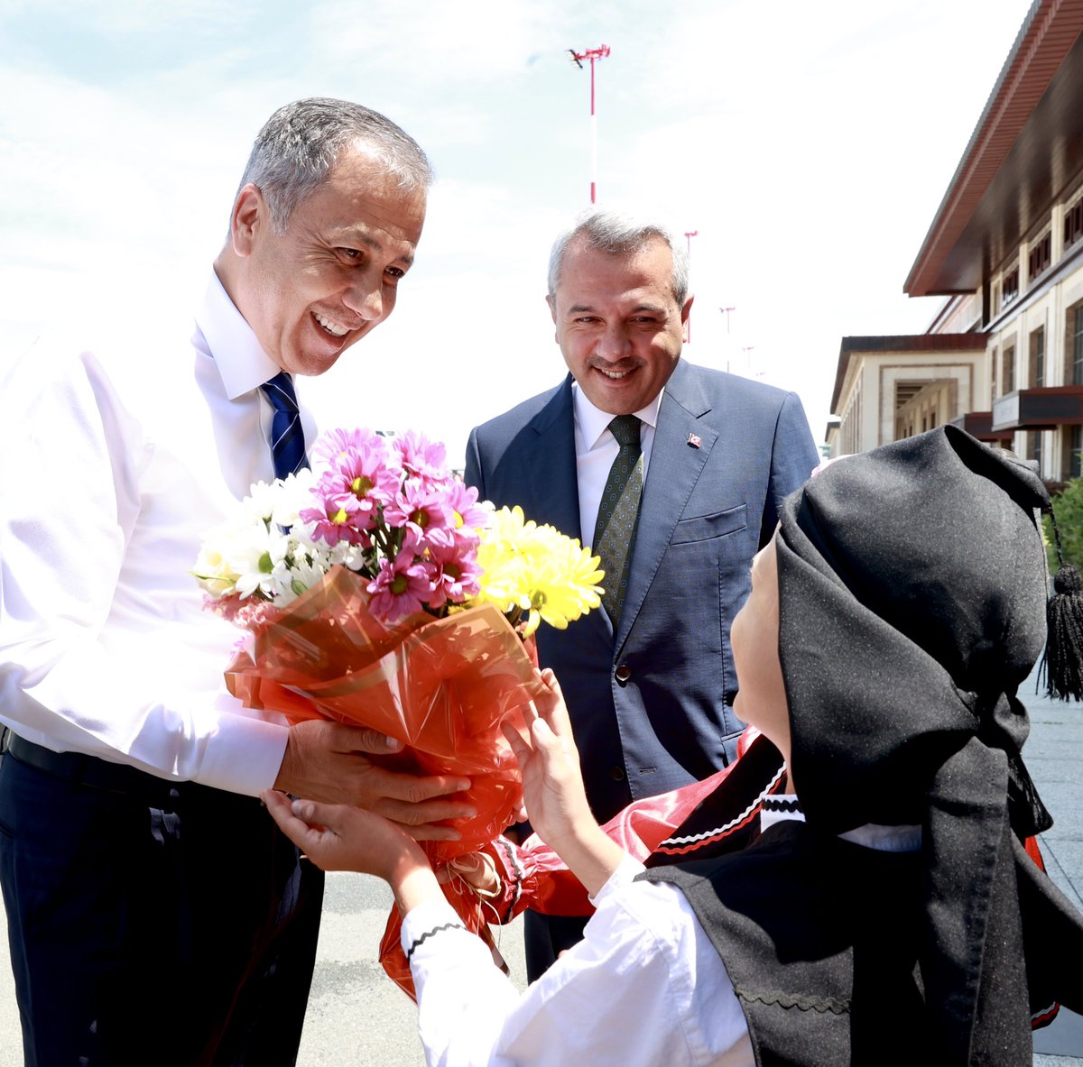 AliYerlikaya's tweet photo. Bugün Karadeniz’in cennet köşesi Rize’deyiz.

İlk olarak Rize Valiliğimiz ziyaret ettim. Rize Valimiz Sayın İhsan Selim Baydaş’a ev sahipliği için teşekkür ediyorum.

📍Rize https://t.co/ajoz1TvSIq