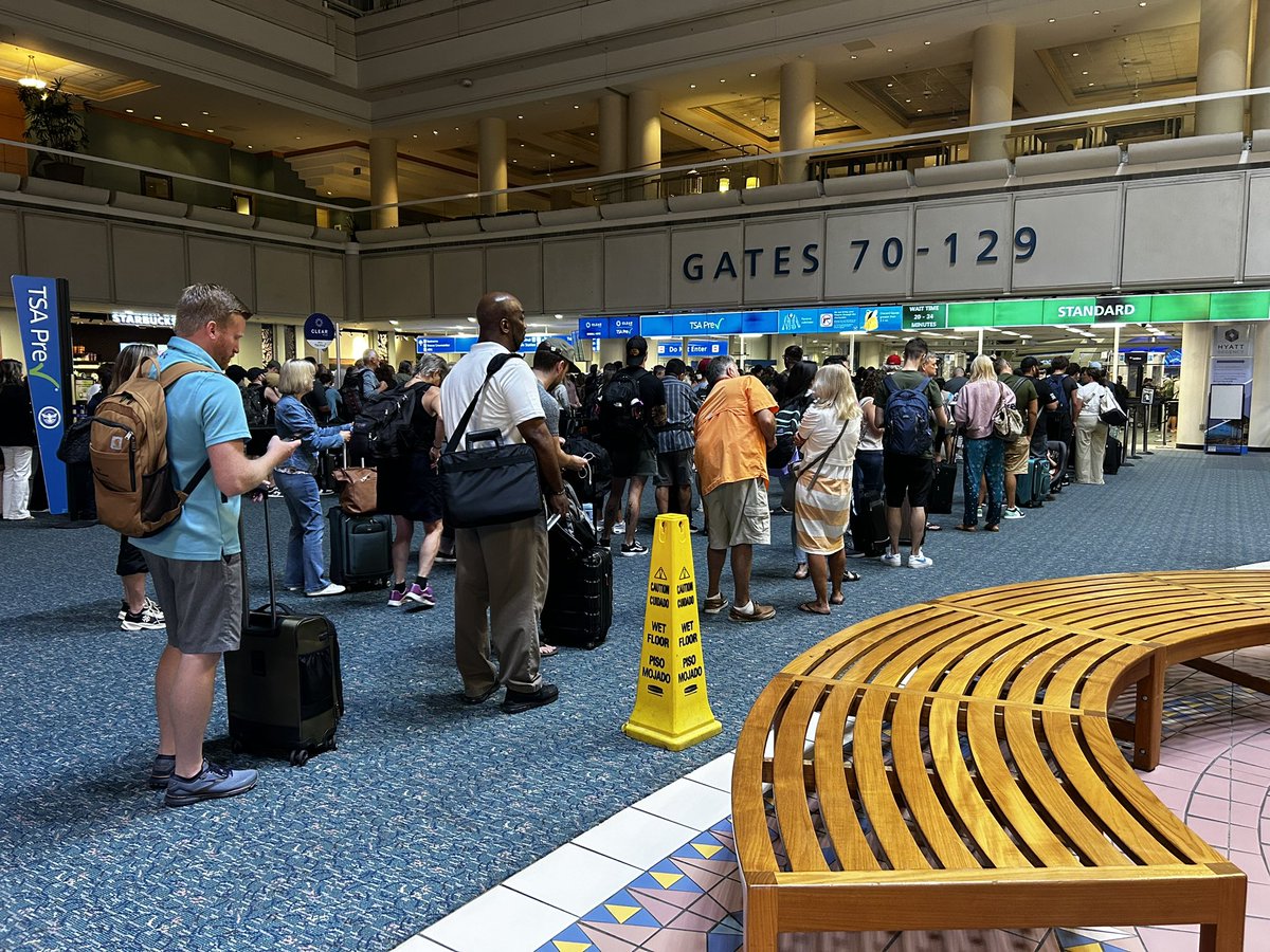 JHarold_tv's tweet photo. HAPPENING NOW: Several flights have been cancelled or delayed here @MCO - following the Global Mircrosoft outage. Things are settling down now, but here’s what we saw when we first arrived.

Officials say for specifc flight information contact your airline directly. @MyNews13 https://t.co/r88ynRrxJr