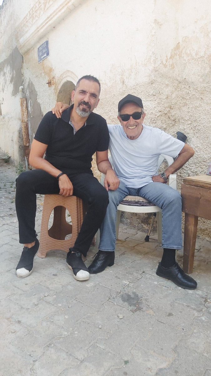 nuri_savruk's tweet photo. “Sanat duruştur, sanat iletişimdir, sanat sevgidir, sanat paylaşmaktır, sanat değer vermektir, sanat nefestir…” dedi. #Nefes hediye ettim, uzun uzun sohbet ettik. Telefonunu verdi, İstanbul’a gelince aramanı bekliyorum dedi. O #EdipAkbayram Ömürlük anı, ömürlük sohbet… 💫 https://t.co/jNhTZRUerk