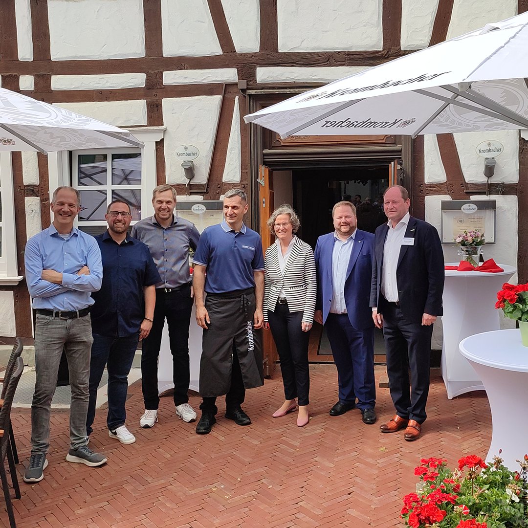 MHKBD_NRW's tweet photo. Unterwegs in #Ense: Min @inascharrenbach besuchte das mit 348.709 € aus der Heimat-Förderung der Landesreg. #NRW renovierte Heimathaus. Zudem stand die Wiedereröffnung der „Alten Post“ an. Eine Bürgergenossenschaft ermöglichte den Erhalt der Gaststätte als Treffpunkt im Ortskern https://t.co/pgtlFyETKw