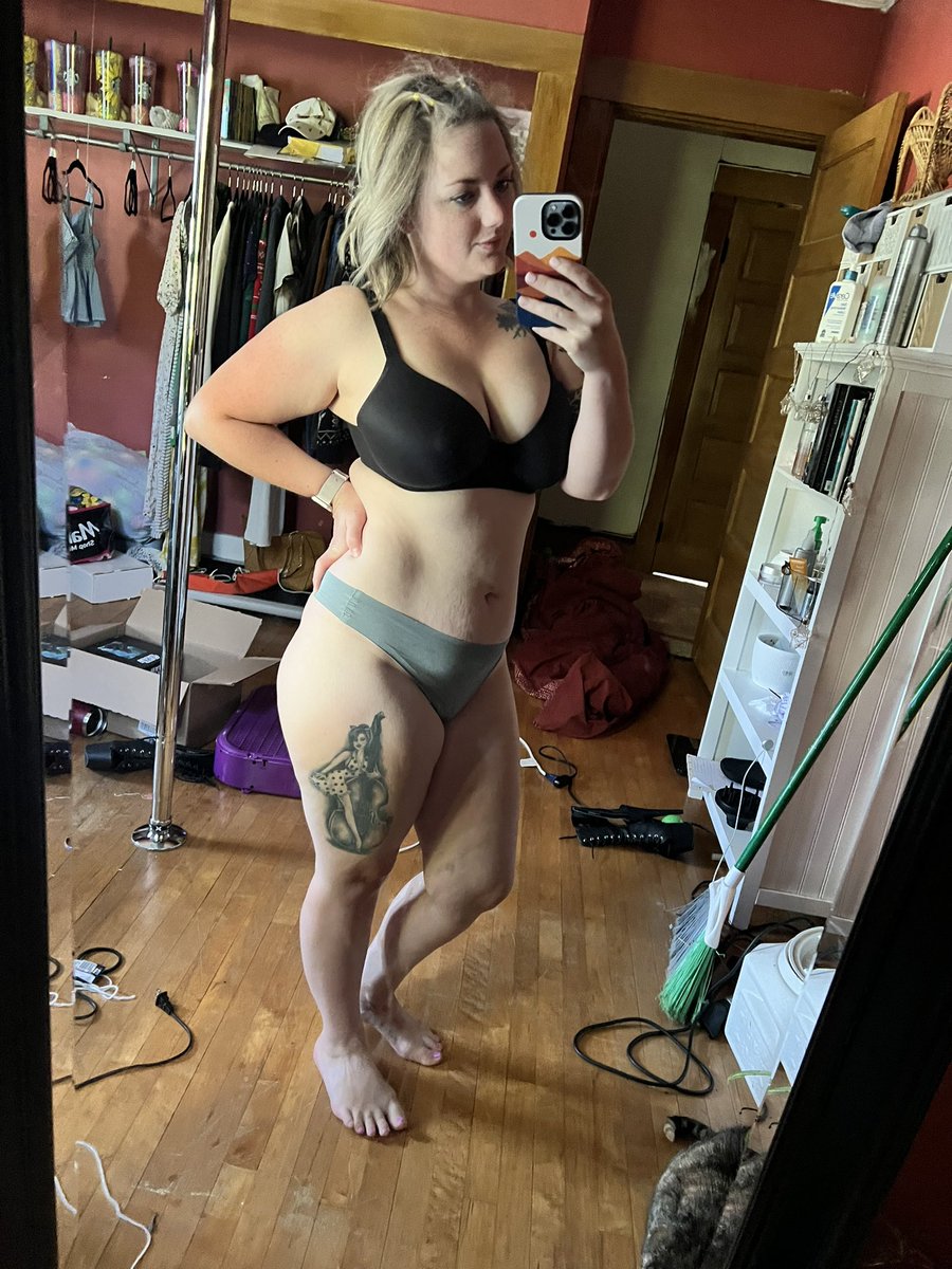 Cuddlecakesbb's tweet photo. Good morning and happy Friday!!

Make sure you check out my https://t.co/EPpTns0sO9 and subscribe for FREE my most recent video is of me squirting on my dildo!  Hope you’re horny! 

#onlyfans #hot #squirt #horny #sellingcontent https://t.co/5e3MMi7q0x