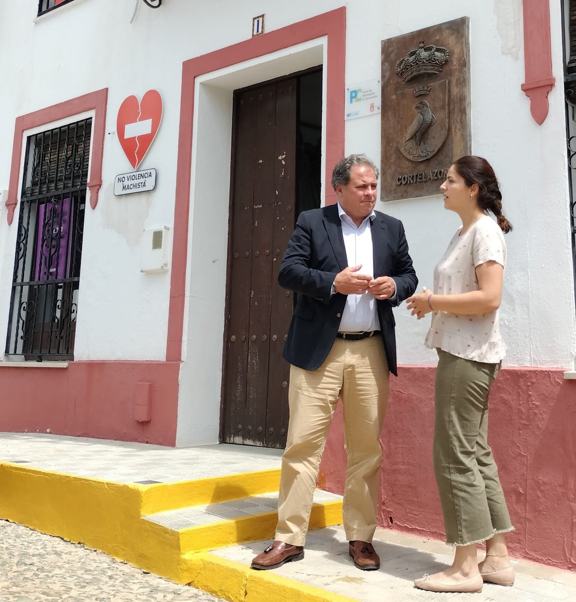 HuelvaJunta's tweet photo. 🤝👨💻 El delegado de @EmpleoJunta, @jcdcsanjuan, ha visitado el municipio de #Cortelazor donde ha sido recibido por su alcaldesa, Ainhoa Gonzalez, con quien ha repasado las principales subvenciones de la Consejería destinadas a entidades locales para la promoción de empleo https://t.co/iQVGCFInqY
