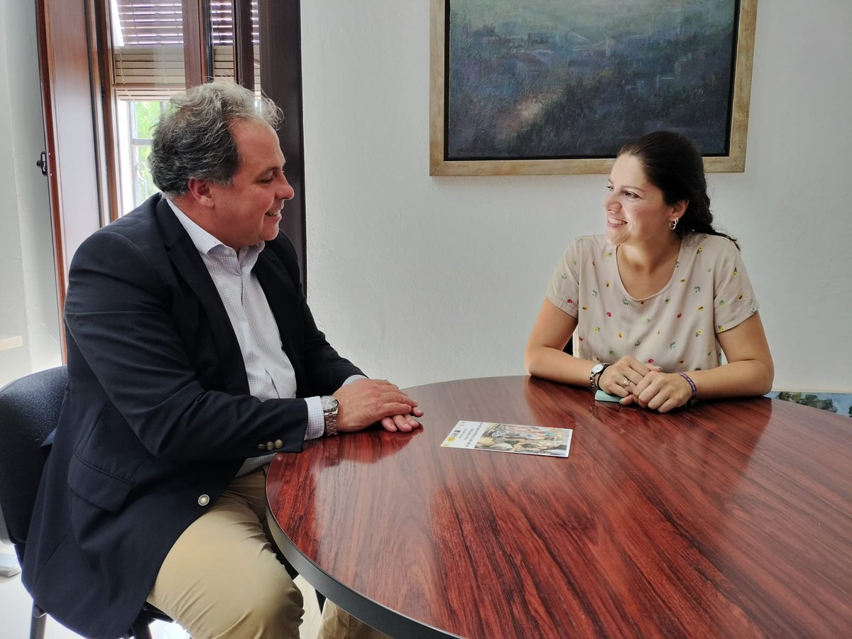 HuelvaJunta's tweet photo. 🤝👨💻 El delegado de @EmpleoJunta, @jcdcsanjuan, ha visitado el municipio de #Cortelazor donde ha sido recibido por su alcaldesa, Ainhoa Gonzalez, con quien ha repasado las principales subvenciones de la Consejería destinadas a entidades locales para la promoción de empleo https://t.co/iQVGCFInqY