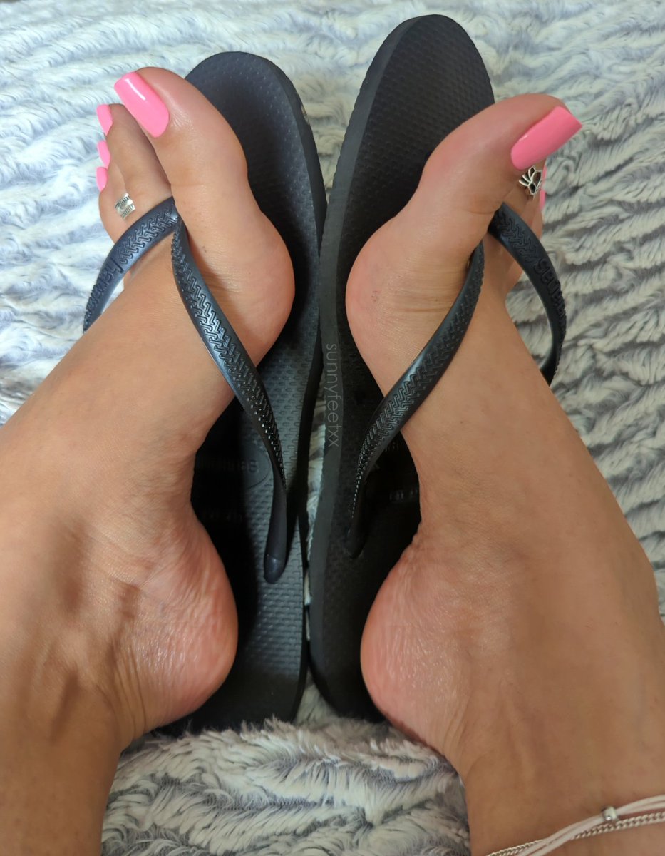 sunnyfeetxx's tweet photo. The black Havaianas always make the pedi POP 🌸 https://t.co/WN3M8ocknD