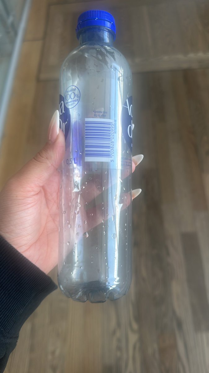 LeahElizabethOC's tweet photo. Nah not @Fly_Norwegian charging me £10 for this tiny bottle of water!! Surely this isn't right? https://t.co/SuMhfMfhz3