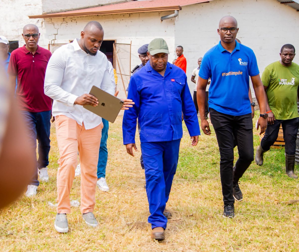 iMuserem's tweet photo. La caravane #Inkebuzo révèle une jeunesse déterminée et adhérant pleinement à la vision d’un Burundi émergeant en 2040 et développé en 2060. Découverte de milliers de projets de jeunes financés par @PAEEJ_Burundi sous impulsion du Président @GeneralNeva, ami des jeunes. https://t.co/8TCFOFDqcI