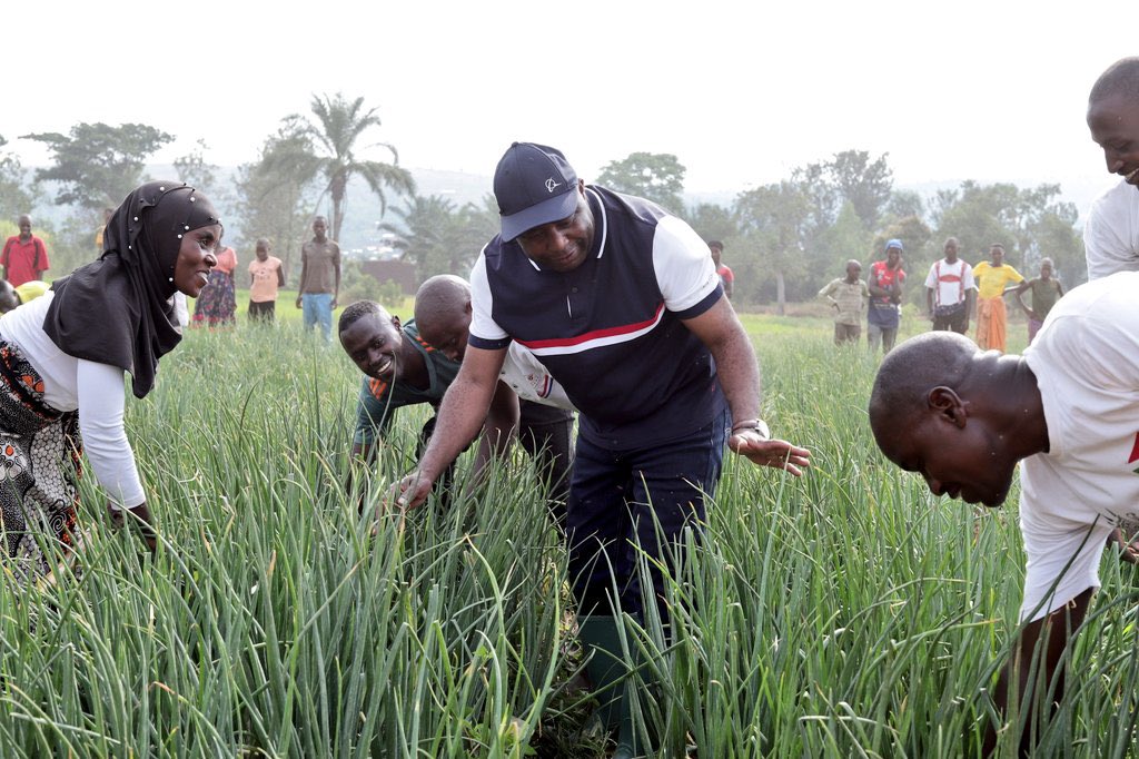 iMuserem's tweet photo. La caravane #Inkebuzo révèle une jeunesse déterminée et adhérant pleinement à la vision d’un Burundi émergeant en 2040 et développé en 2060. Découverte de milliers de projets de jeunes financés par @PAEEJ_Burundi sous impulsion du Président @GeneralNeva, ami des jeunes. https://t.co/8TCFOFDqcI