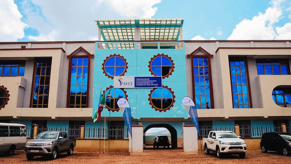 iMuserem's tweet photo. La caravane #Inkebuzo révèle une jeunesse déterminée et adhérant pleinement à la vision d’un Burundi émergeant en 2040 et développé en 2060. Découverte de milliers de projets de jeunes financés par @PAEEJ_Burundi sous impulsion du Président @GeneralNeva, ami des jeunes. https://t.co/8TCFOFDqcI
