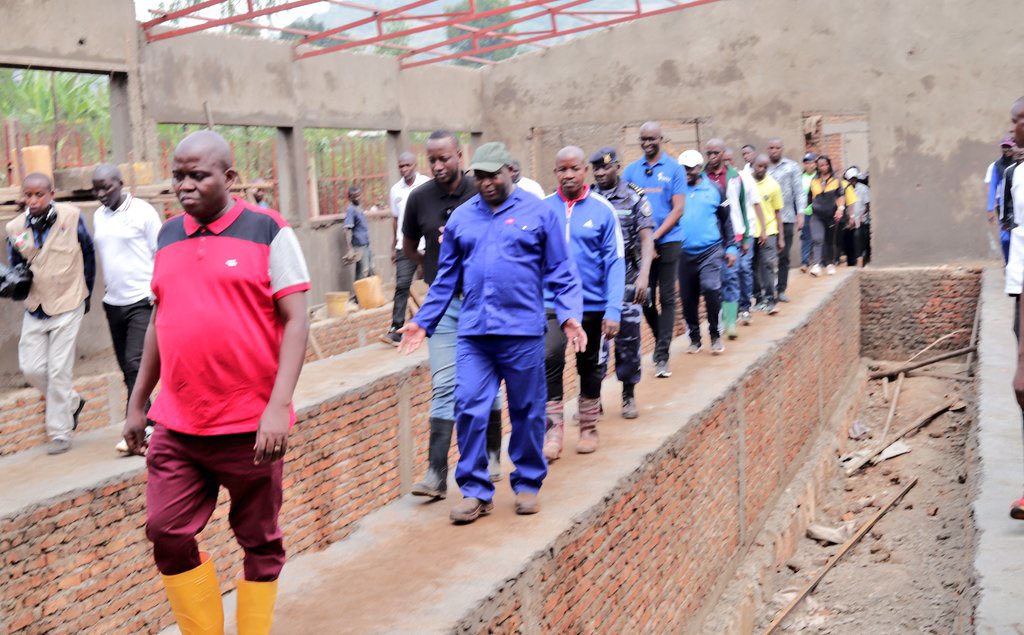 iMuserem's tweet photo. La caravane #Inkebuzo révèle une jeunesse déterminée et adhérant pleinement à la vision d’un Burundi émergeant en 2040 et développé en 2060. Découverte de milliers de projets de jeunes financés par @PAEEJ_Burundi sous impulsion du Président @GeneralNeva, ami des jeunes. https://t.co/8TCFOFDqcI