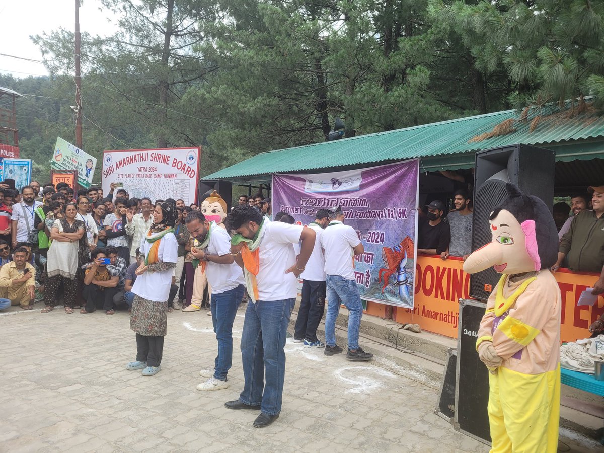mission_sbm's tweet photo. Exciting day at Nunwan Basecamp! A Nukkad Natak show was performed to spread vital awareness about safe sanitation practices during Shri Amarnath Ji Yatra. Let's stay informed &amp; maintain hygiene for a safe pilgrimage journey. #ShriAmarnathJiYatra #Awareness @listenshahid https://t.co/CwHlQ0yTfh