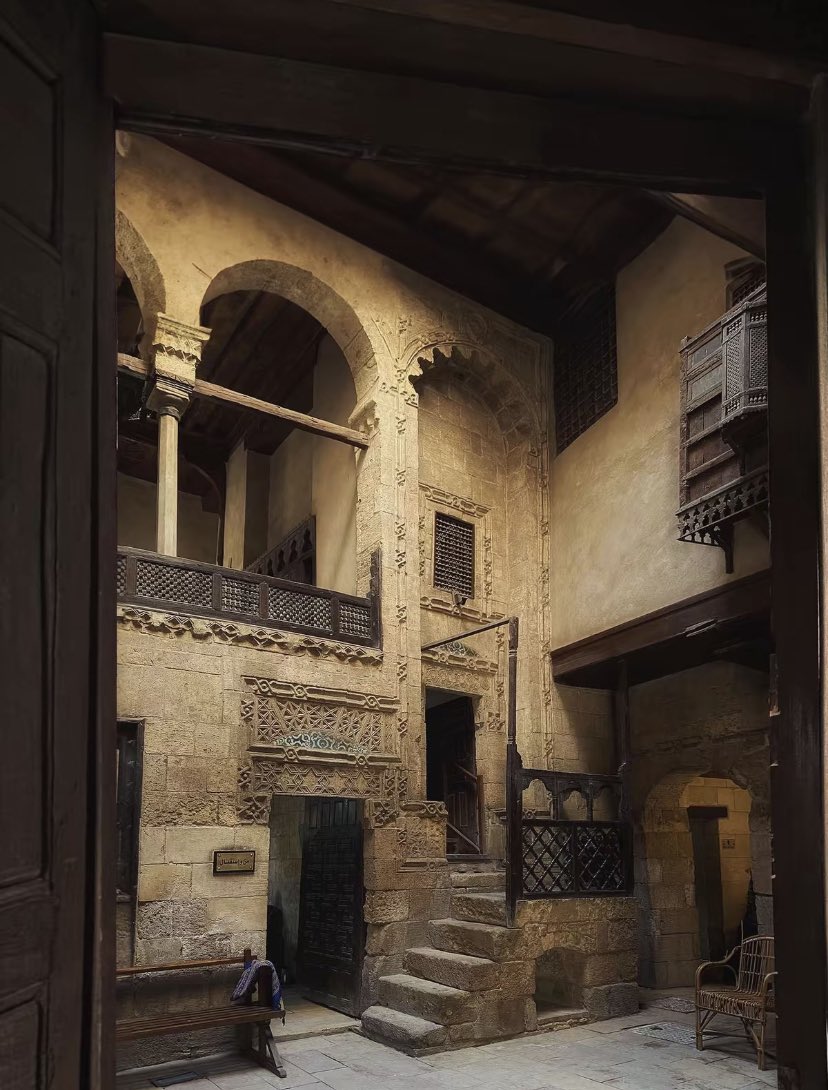 dbbjart's tweet photo. منزل علي لبيب الذي رُسمت فيه لوحة بائع السجاد التي اعتبرها الكثيرون أنها أهم وأجمل ما رسمه المستشرقون. https://t.co/cQpuJL2klr