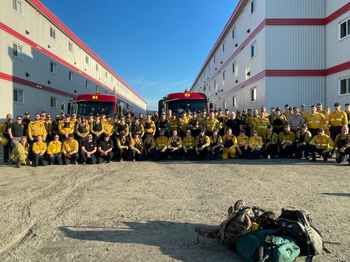 Iabrador_city's tweet photo. If a picture paints a thousand words there are still not enough words to show how much we appreciate your bravery and your hard work.   Thank you for everything you are doing to save our town. Photo Credit: Tynette Holloway #wildfire619 #communitystrong #thankyoufirefighters https://t.co/8wyaGndiKS