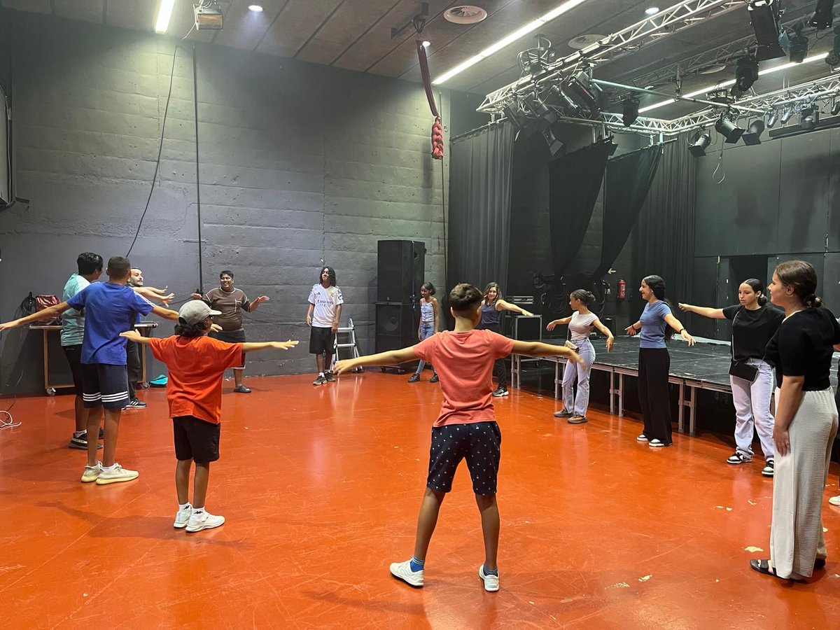 esquitxbcn's tweet photo. Darrer dia de Casal d'Estiu visitant amb el grup de Grans l'Espai Jove BocaNord! Activitats amb teles, trapezi, rocòdrom, etc. Diversió mentre agafem consciència del nostre cos.  @Bocanord #CasalEstiu https://t.co/4BPVpMzhbM